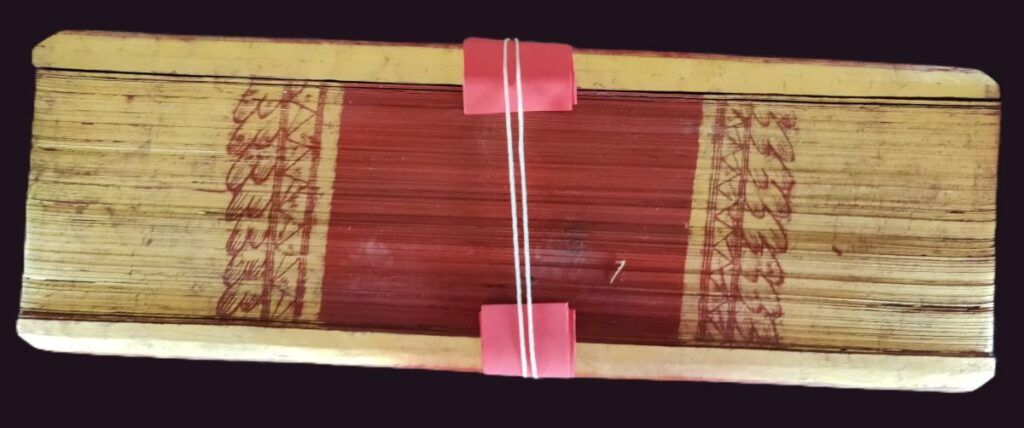 Types of Burmese Palm Leaf Manuscripts 3 Kyan-sit: Coated with red vermilion on the edges, featuring a distinct decorative gold-gilded panel in the center (resembling the joints of a sugarcane stalk)